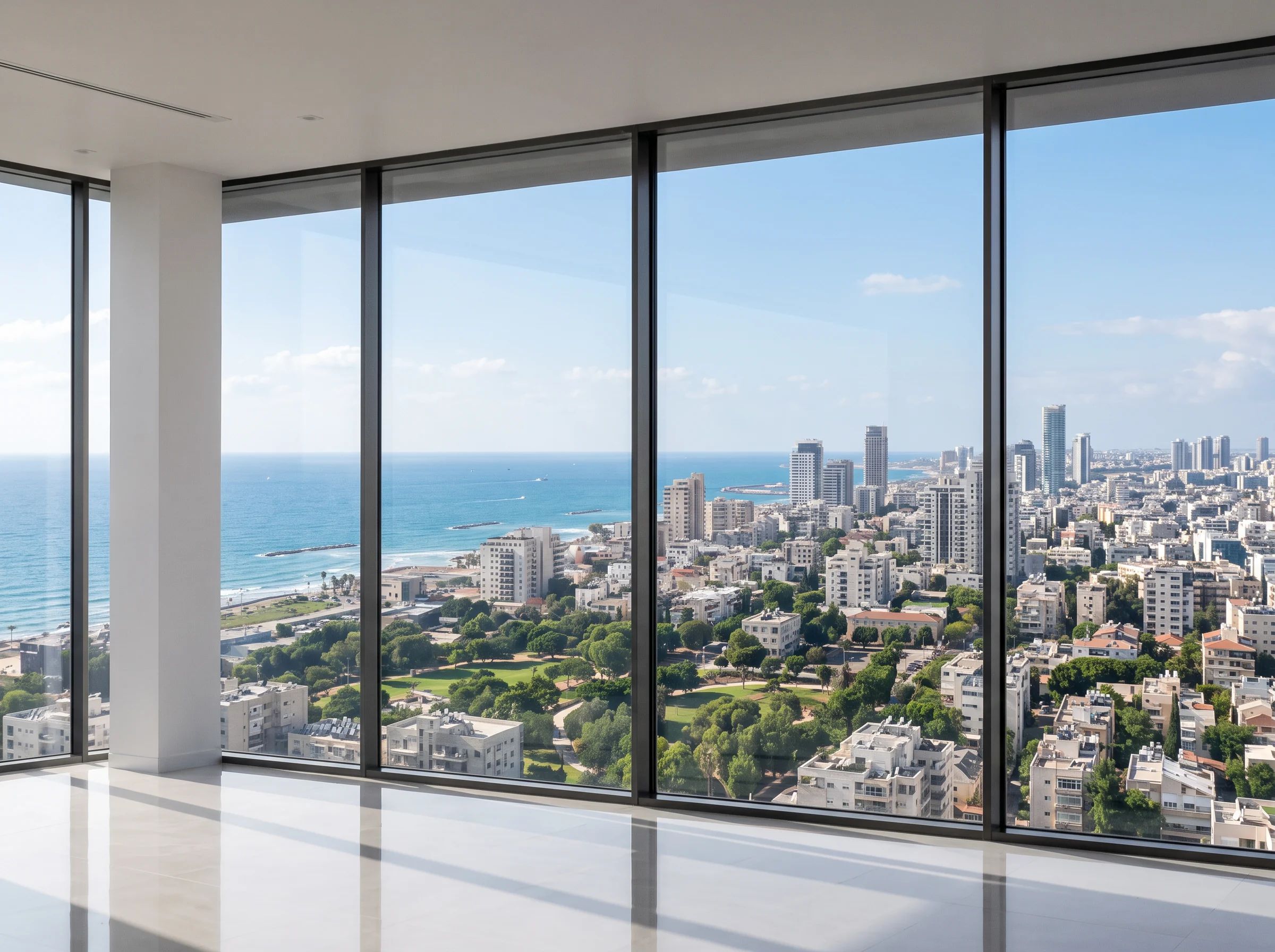 קיר זכוכית מהרצפה לתקרה בדירה בקומה גבוהה, ובחוץ נוף חד לעיר ולים