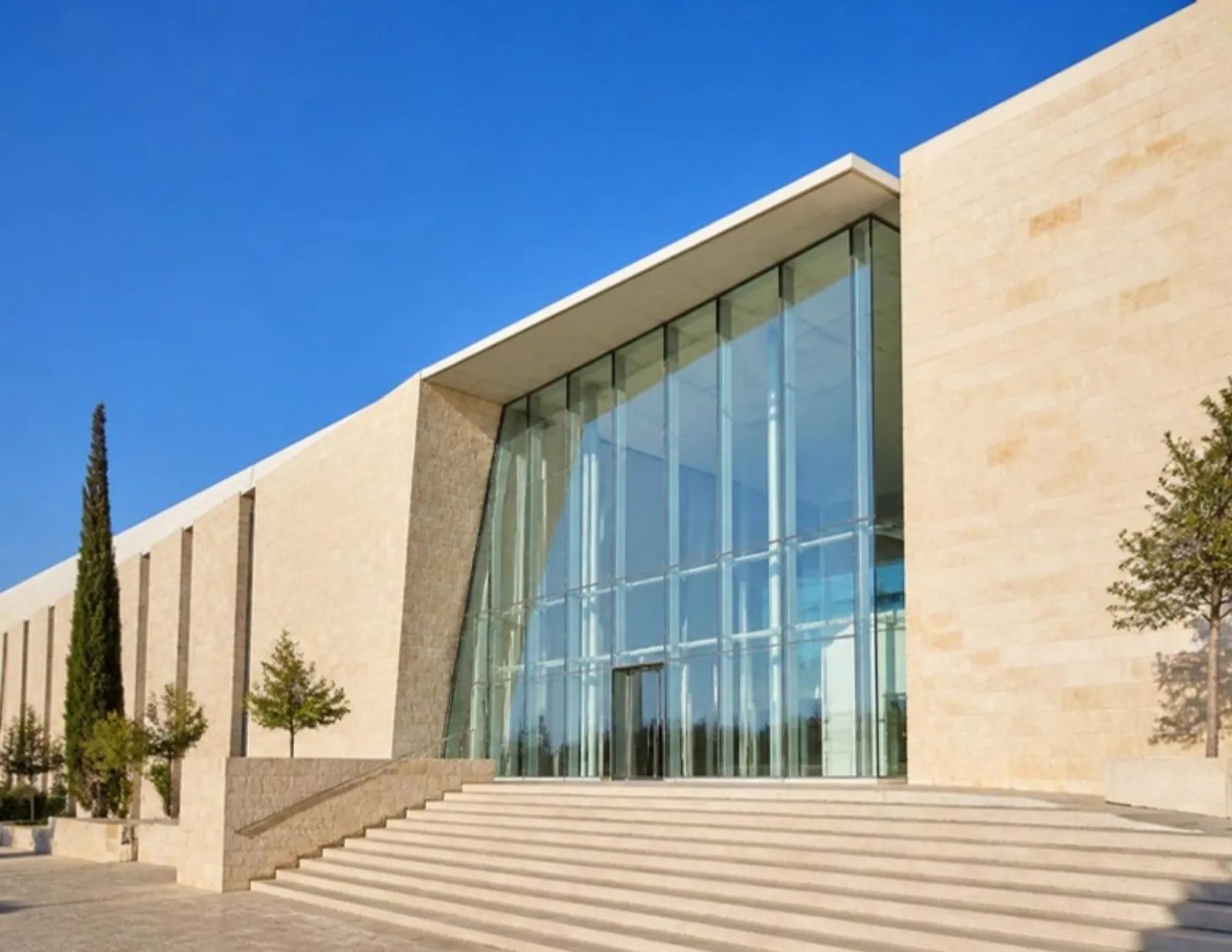 מבנה ציבור עם חזית אטריום מזכוכית ואבן ירושלמית